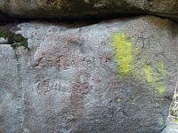 nápis na skalní věži