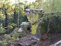 malý "dolmen" pod vrcholem Kraví hory