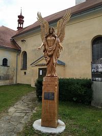 malšínský anděl před kostelem