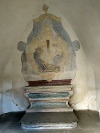 interiér kaple se sochou troubícího anděla