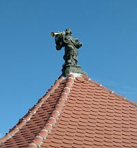 troubící anděl na střeše hřbitovní kaple