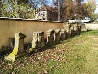 náhrobky zrušeného hřbitova u kostela