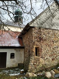 gotické okénko u bývalé márnice - pozůstatek kláštera