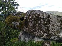 kámen před hradem