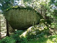 Kamenná hlava ze čtvrté strany