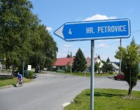 Jívová: Odbočka silnice v horní části návsi na Hranič.Petrovice