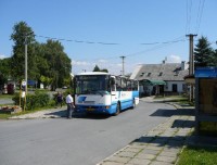 Jívová: Autobusová zastávka uprostřed obce