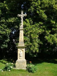 Bohuňovice: Kříž (z r.1827) v parčíku u Trusovického potoka