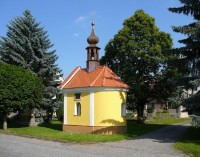Bohuňovice: Kaplička na pokraji parčíku v Loděnické ulici