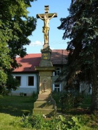 Bohuňovice: Kříž (z r.1856) v parčíku u kostela