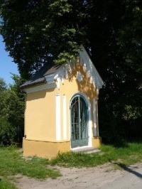 Bohuňovice: Malá kaplička u odvodňovací strouhy mezi ul.Trusovickou a Pod Lipami