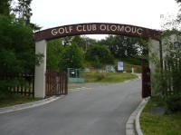 Dolany - VÉSKA: 046_Brána na golfové hřiště (ze silnice Dolany - Jívová).