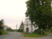 Hnojice: Kaplička sv. Floriána u silnice před výjezdem z obce na Šternberk