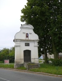 Hnojice: Kaplička sv. Floriána u silnice před výjezdem z obce na Šternberk