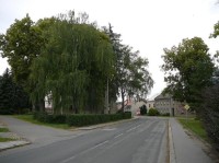 Hnojice: Silnice, procházející středem obce, rozděluje místní parčík na dvě části
