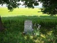 Hnojice: Památníček padlým osvoboditelům Hnojic po levé straně silnice na Šternberk