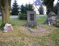 Hnojice: V parčíku u kostela jsou tři památníčky