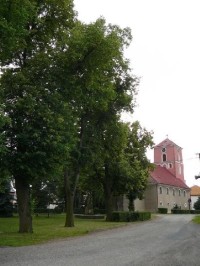 Hnojice: Pohled na paršík a kostel od obecního úřadu