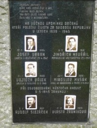 Hnojice: Pamětní deska obětem II.světové války v parčíku u kostela 
