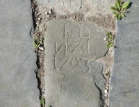 Hnojice: Nápis na dlažbě chodníku u kostela