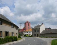 Hnojice: Silnice ke kostelu od Žerotína