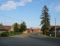 Hnojice: Silnice z centra obce ke Šternberku