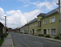 Hnojice: Silnice k centru od města Šternberk