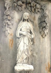 Hnojice: Výzdoba pravé boční strany pilíře sochy za kostelem