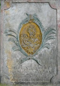 Hnojice: Nápis na zadní straně sloupu sochy u kostela