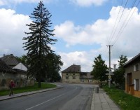 Hnojice: Silnice ke kostelu od města Šternberk