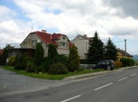 Hnojice: Domy na začátku obce u silnice od města Šternberk