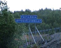 U jezera Tornetrask - některá jména obcí nejdou ani v duchu přečíst, natož to dostat přes pusu