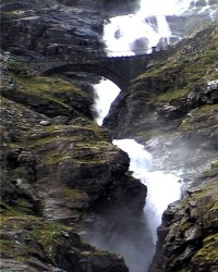 Vodopád Stigfossen řítící se z Trollí stěny