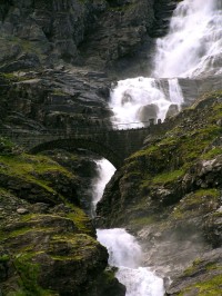 Vodopád Stigfossen řítící se z Trollí stěny