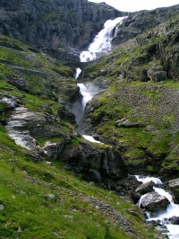 Vodopád Stigfossen řítící se z Trollí stěny