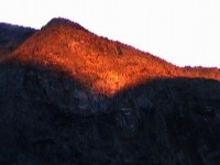 Na Orlí cestě - zapadající slunce barví skály ohněm