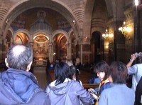 Lourdes, uvnitř baziliky