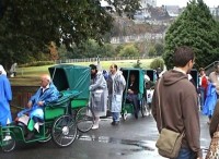 Lourdes, dlouhý zástup nemocných věří v moc zázračného pramene