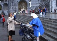 Lourdes, u schodiště baziliky