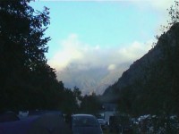 Nějaké mraky se v horách koulej