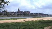 Gien - pohled přes Loiru na zámek a centrum