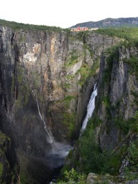 Vodopád Voringfoss je 145 m vysoký, severozápadní okraj náhorní plošiny Hardangervidda