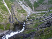 Vodopád Stigfossen, Trollí stěna, západní Norsko: Pohled na vodopád Stigfossen z vršku Trollí stěny. Jeho proud je lemován tzv. Biskupskými zatáčkami silnice šplhající na 800 m vysoký skalní útvar.