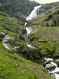 Vodopád Stigfossen, Trollí stěna, západní Norsko: Vodopád stéká z 800 m vysoké, místy až kolmé skalní stěny (tzv. Trollí stěna) do údolí Isterdalen. Jeho výška je asi 180 m.