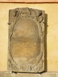 Jižní stěna kostela,náhrobní kámen 4