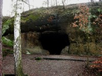 Mordloch: Údajná loupežnická jeskyně Mordloch. Dnes vyhledávané nocležište čundráků. Nabízí dokonce i dřevěné postele.