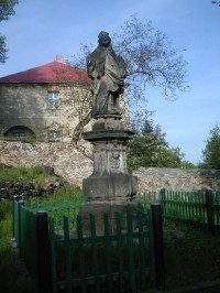 sochy v okolí kostela