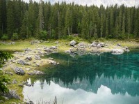 Dolomity: jezero Karer Pass v pohoří Latemar