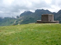 Dolomity: památník německých vojáků padlých v 1.svět.válce v Dolomitech (poblíž Passo Pardoi)