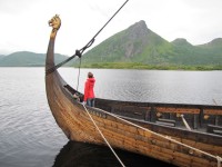 v zátoce na vikingské lodi
